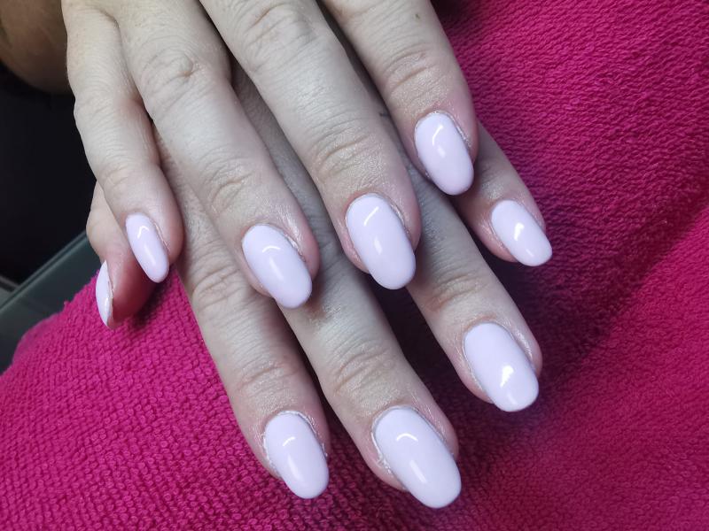 Pose d'ongles, french manucure